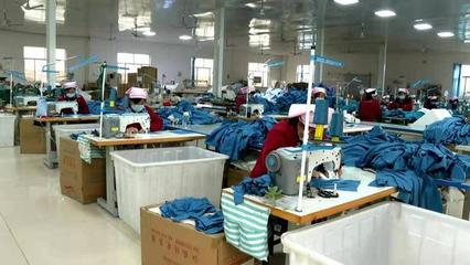 點贊菏澤|日產(chǎn)隔離衣800件!巨野縣醫(yī)用防護品生產(chǎn)企業(yè)開足馬力保供應(yīng)