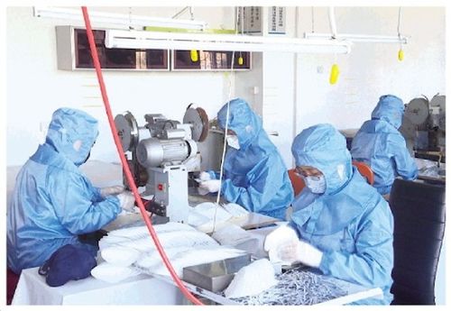 山東甲甲防護(hù)用品一天生產(chǎn)一萬個口罩 滿足企業(yè)復(fù)工需求